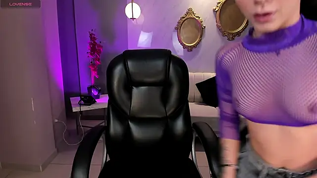 IsabellaMoreau online show from April 2026 06:03:02 PM