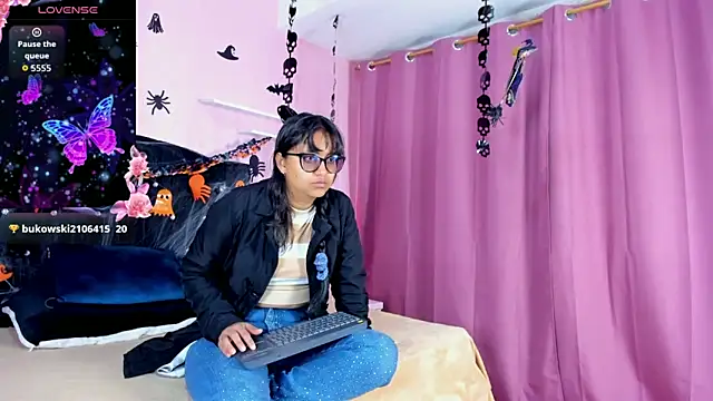 Snapshot of Azul_Moon chatting on October 2025 03:41:01 AM Azul Moon online show from October 2025 03:41:01 AM