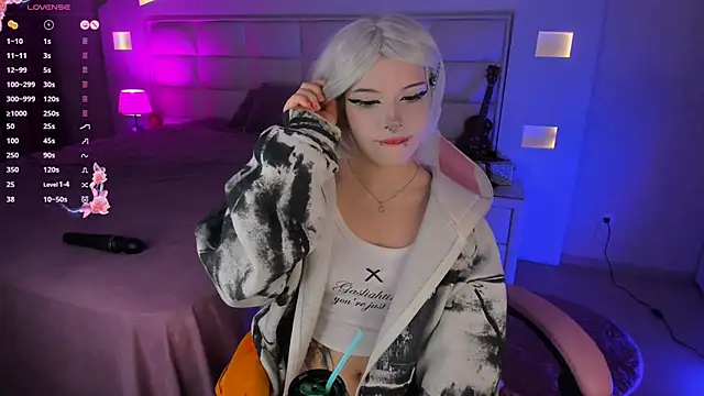 Cuddly Kitten online show from September 2025 10:27:01 PM