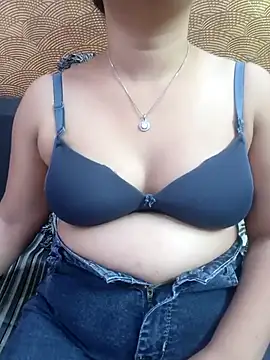 Iampriyaaa15 online show from November 2025 07:30:01 AM