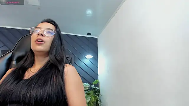 zoe martins  online show from December 2025 05:25:01 PM