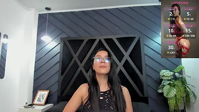 zoe martins  online show from November 2025 05:35:01 PM