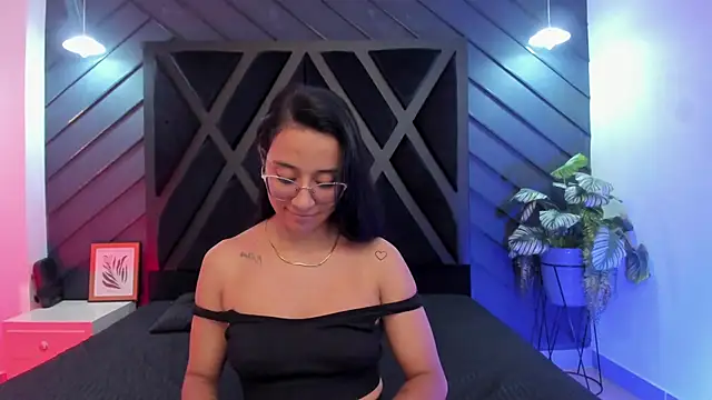 zoe martins  online show from December 2025 05:22:02 PM