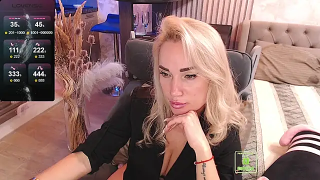 Snapshot of FreeBerryMILF chatting on October 2025 09:15:02 PM FreeBerryMILF online show from October 2025 09:15:02 PM