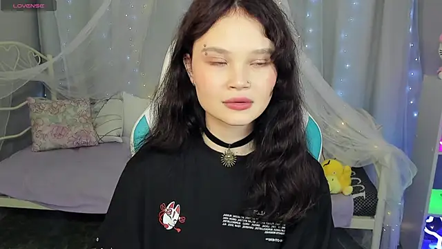 Snapshot of EmilyChaves chatting on April 2026 06:59:01 AM EmilyChaves online show from April 2026 06:59:01 AM