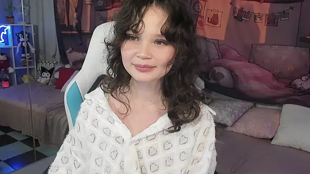 Snapshot of EmilyChaves chatting on November 2025 04:50:01 PM EmilyChaves online show from November 2025 04:50:01 PM