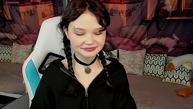 Snapshot of EmilyChaves chatting on April 2026 06:04:01 AM EmilyChaves online show from April 2026 06:04:01 AM