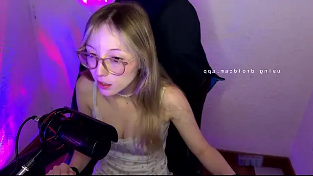 ReenKitty online show from May 2026 04:15:01 AM