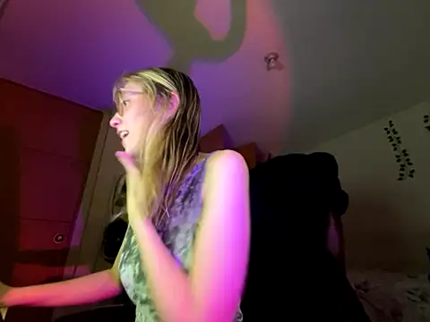 Snapshot of ReenKitty chatting on November 2025 03:32:02 AM ReenKitty online show from November 2025 03:32:02 AM