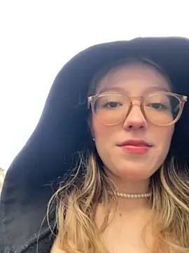 Snapshot of ReenKitty chatting on October 2025 09:59:01 PM ReenKitty online show from October 2025 09:59:01 PM