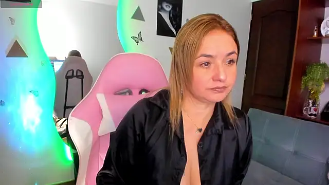 luciamature  online show from February 2026 09:25:02 PM