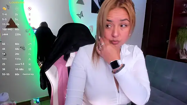 luciamature  online show from January 2026 09:42:02 PM