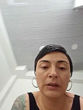 Daniela Leonn online show from October 2025 07:06:01 PM