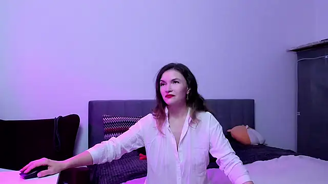 Katherine Twilight online show from November 2025 04:00:02 PM