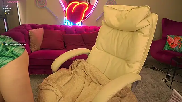 Snapshot of BellaLaPetit chatting on December 2025 02:49:02 PM BellaLaPetit online show from December 2025 02:49:02 PM