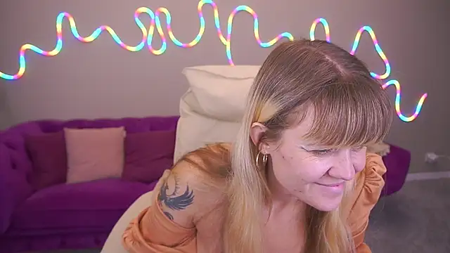 BellaLaPetit online show from October 2025 01:02:01 PM