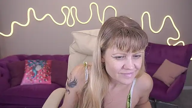 BellaLaPetit online show from October 2025 12:50:01 PM