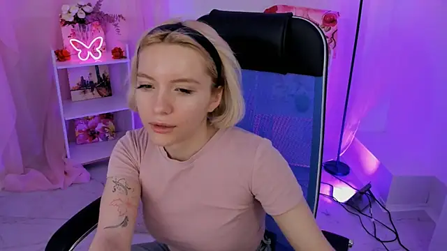 AuroraWrenfield online show from November 2025 04:26:01 AM