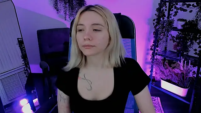 AuroraWrenfield online show from April 2026 12:23:01 AM