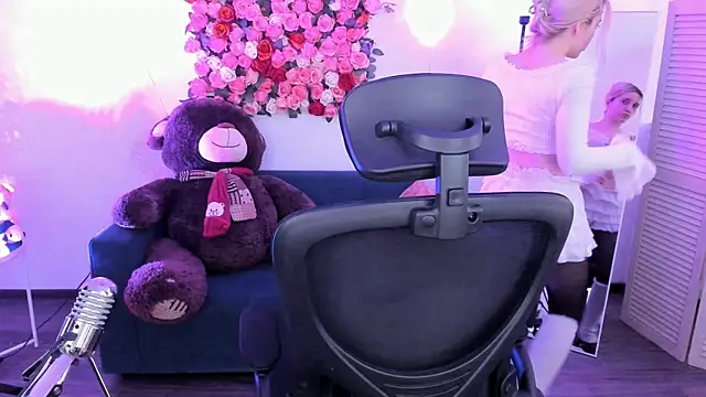 AuroraWrenfield online show from April 2026 04:29:02 AM