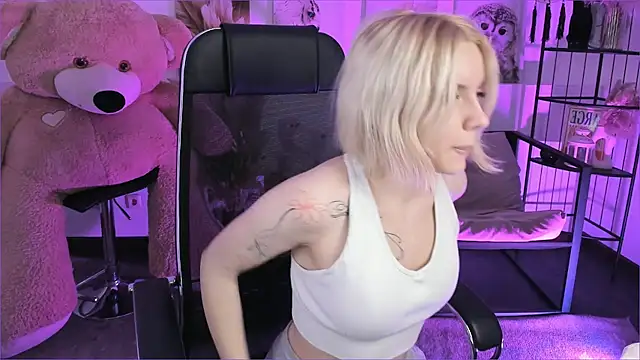 AuroraWrenfield online show from December 2025 12:22:01 AM