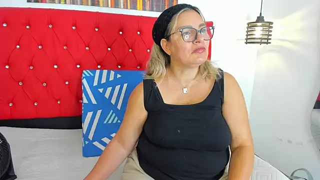 carolinacrus01 online show from December 2025 04:00:01 PM