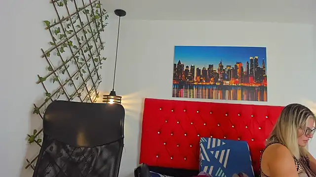 carolinacrus01 online show from October 2025 02:14:02 PM