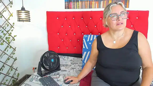 carolinacrus01 online show from September 2025 01:50:02 PM
