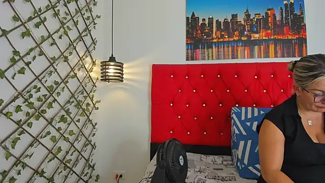 carolinacrus01 online show from October 2025 02:57:01 PM