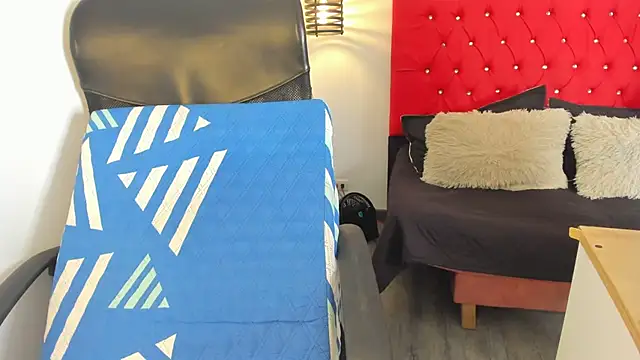 carolinacrus01 online show from October 2025 04:52:01 PM
