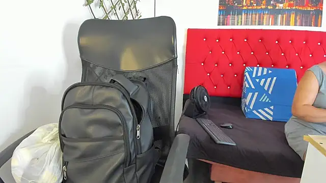 carolinacrus01 online show from October 2025 04:19:01 PM