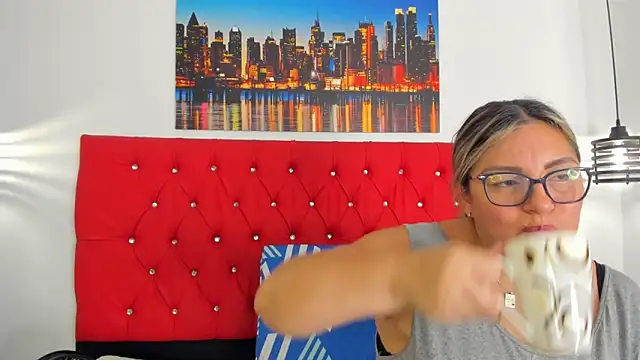 carolinacrus01 online show from December 2025 04:12:02 PM