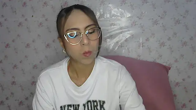 Snapshot of Roselingalvis13 chatting on June 2026 02:06:02 AM Roselingalvis13 online show from June 2026 02:06:02 AM