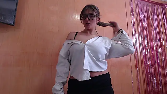 Snapshot of miss_lilieth chatting on September 2025 03:28:02 PM miss lilieth online show from September 2025 03:28:02 PM