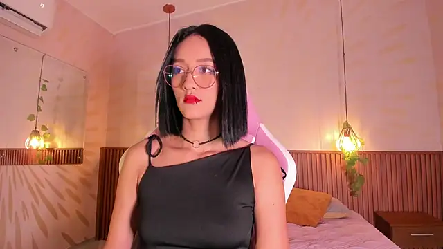 Snapshot of daphne_courtis chatting on June 2026 03:04:01 AM daphne courtis online show from June 2026 03:04:01 AM