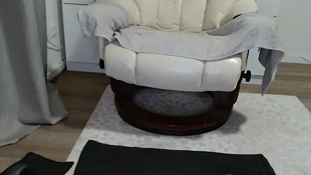 Milo9210 online show from April 2026 09:39:33 PM