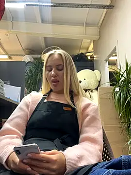 Snapshot of CandyVice chatting on October 2025 05:35:01 PM CandyVice online show from October 2025 05:35:01 PM