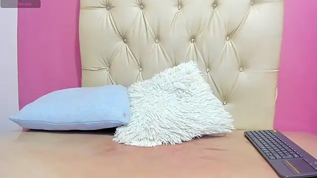 Lucia Spear online show from November 2025 01:00:02 PM