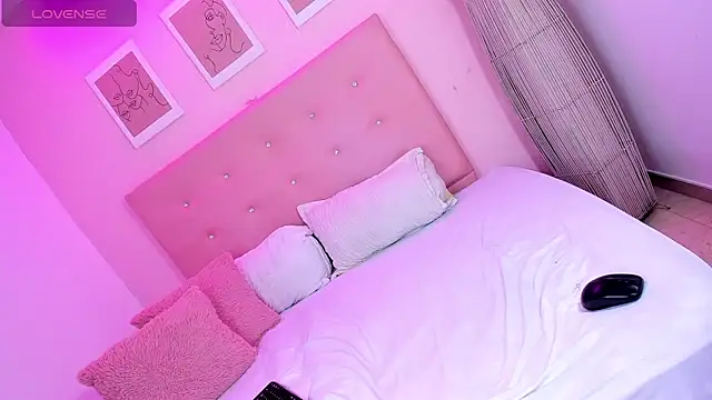 Snapshot of ANNIE_DOLCE_ chatting on November 2025 10:57:02 PM ANNIE DOLCE online show from November 2025 10:57:02 PM