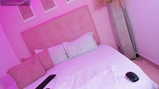 Snapshot of ANNIE_DOLCE_ chatting on October 2025 10:32:02 PM ANNIE DOLCE online show from October 2025 10:32:02 PM