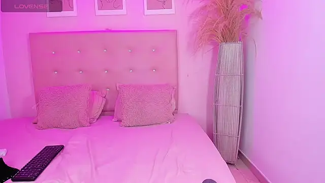 ANNIE DOLCE  online show from February 2026 10:05:01 PM