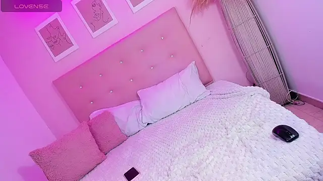 Snapshot of ANNIE_DOLCE_ chatting on October 2025 09:03:01 PM ANNIE DOLCE online show from October 2025 09:03:01 PM