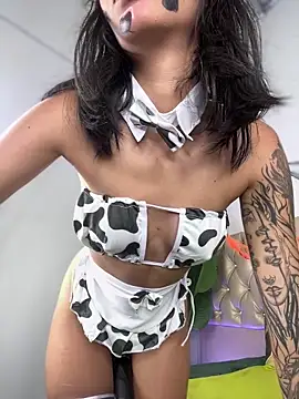 Snapshot of TweetiePieXXX chatting on October 2025 10:33:02 PM TweetiePieXXX online show from October 2025 10:33:02 PM