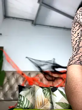 Snapshot of TweetiePieXXX chatting on October 2025 10:19:01 PM TweetiePieXXX online show from October 2025 10:19:01 PM