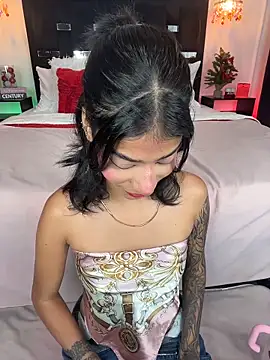 Snapshot of TweetiePieXXX chatting on December 2025 10:37:02 PM TweetiePieXXX online show from December 2025 10:37:02 PM