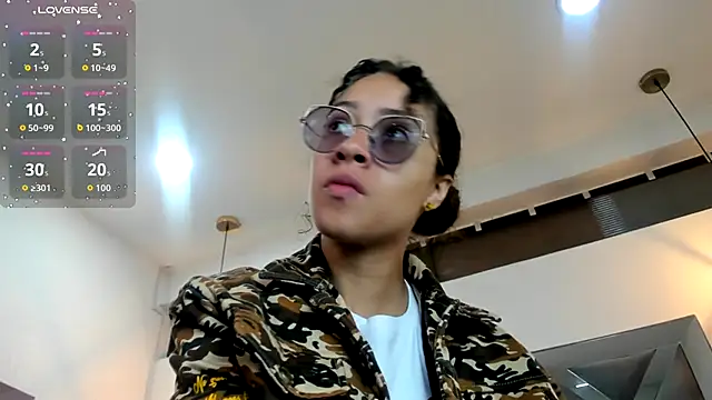Snapshot of Hanna_Cornee_ chatting on October 2025 01:35:02 PM Hanna Cornee online show from October 2025 01:35:02 PM
