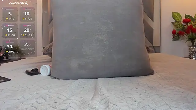 Hanna Cornee  online show from October 2025 02:02:02 PM