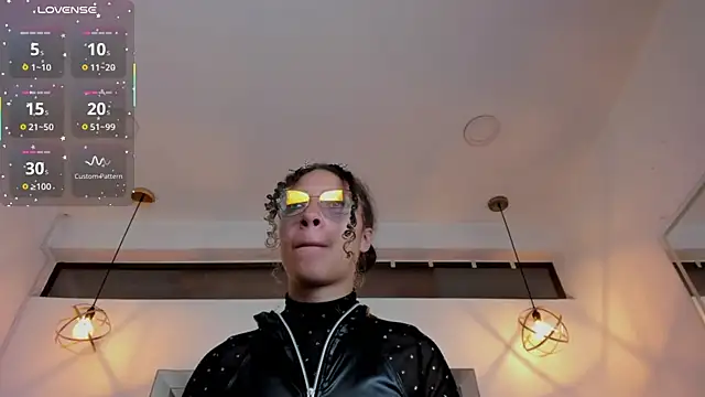 Hanna Cornee  online show from December 2025 02:11:01 PM