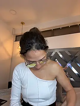 Hanna Cornee  online show from November 2025 01:59:01 PM