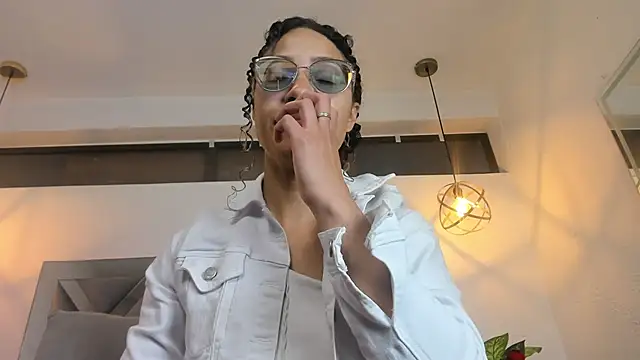 Hanna Cornee  online show from December 2025 01:39:01 PM